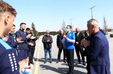 Kryeministri Kurti viziton Përfaqësuesen e Kosovës, merr dhuratë fanellën me numrin një