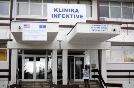​Gjendja e pacientëve në Infektivë e rënduar, kërkohet shtrëngim i masave