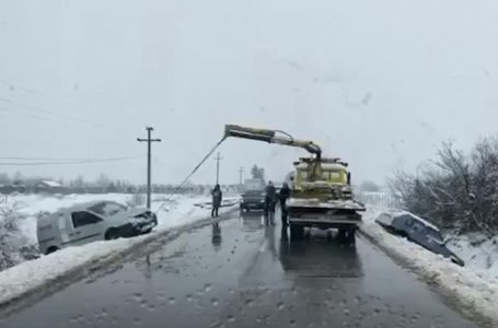 Dy vetura rrëshqasin dhe dalin jashtë rrugës në Gjakovë (VIDEO)