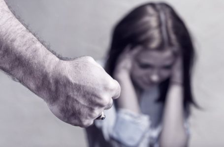 Njerku e bën për spital të miturën