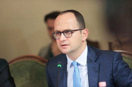 Ish-ministri Bushati: Kryeministri Rama ishte me Vuçiç për ndarjen e Kosovës