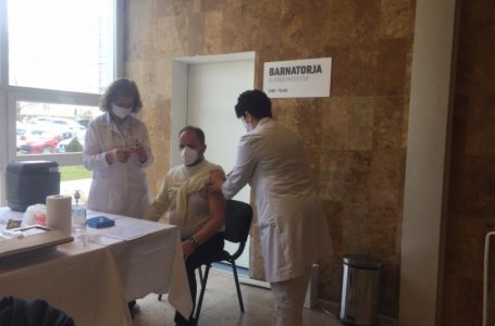 Filloi vaksinimi i personelit shëndetësor në Klinikën Infektive