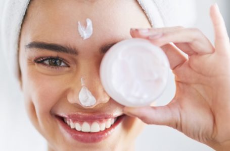 Gjërat që bëjnë ndryshe vajzat me lëkurë të pastër, sipas dermatologëve