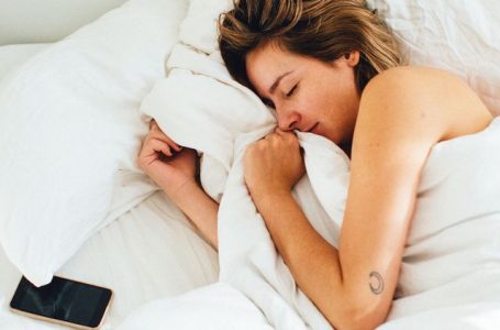 Flini më pak se 6 orë gjumë? Ja çfarë ndodh me trupin tuaj në këtë rast