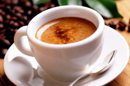 Pirja e kafes para stërvitjes mund t’iu ndihmojë të digjni dhjamin