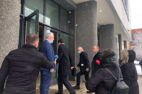 Albin Kurti në Kuvend, nuk deklarohet për medie