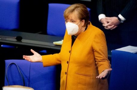 Merkel mbron vendimin për të blerë vaksina përmes BE-së