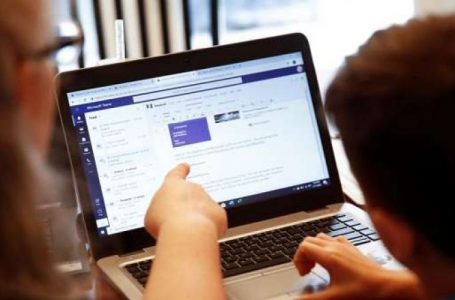 Ekspertët thonë se mësimi online la pasoja në arsim