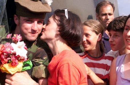 Emocionet e 22 viteve më parë përmes fotografive