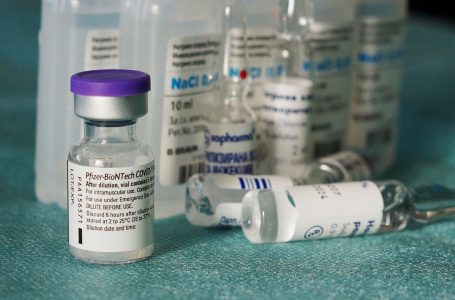 Vaksina e Pfizer-BioNTech mund të jetë më pak efektive tek njerëzit me mbipeshë!