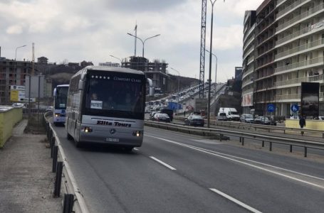 Protesta e Shoqatës së transportit rrugor, parakalojnë qindra autobus nga “Veterniku” në drejtim të Qeverisë