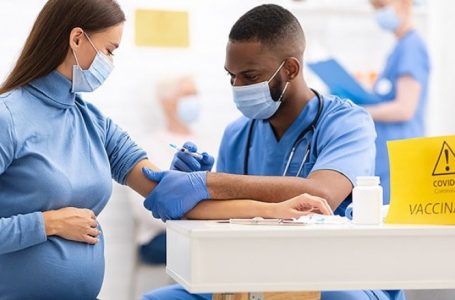 Vaksinat nuk shkaktojnë mpiksje të gjakut, por gratë nën 55 vjeç janë më të rrezikuara