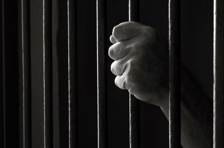 Ia vodhi zinxhirin e arit nga qafa, Gjykata e dënon me 3 vite burgim dhe 1 mijë euro gjobë të akuzuarin nga Prizreni