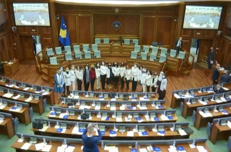 Ja pse deputetet e Vetëvendosjes janë veshur në të bardha
