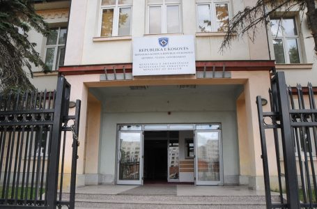 ​Ministria e Shëndetësisë zvarrit vaksinimin e mjekëve të Kosovës në Kukës