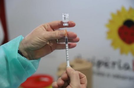 Vaksinohen 15 mijë mjekë e infermierë në Shqipëri