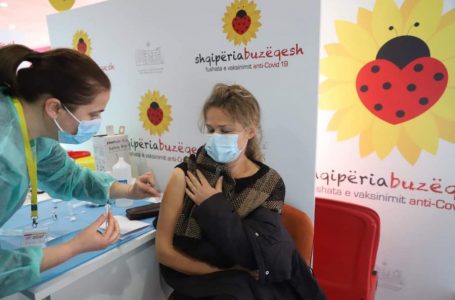 Në Shqipëri sot nis vaksinimi i mësuesve