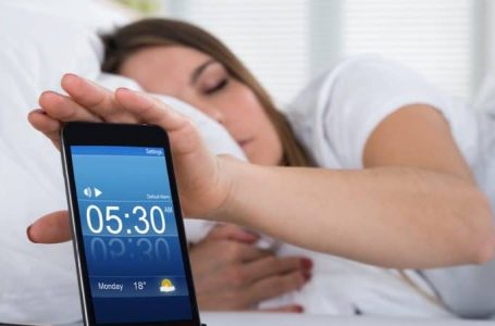 Kujdes, mos lini alarm në telefon