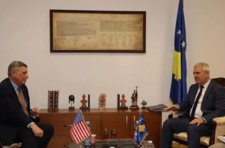 Kosnett takon Sveçlën, diskutojnë për çështjet anti-kurrpsion