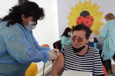 Vijon vaksinimi masiv në Tiranë