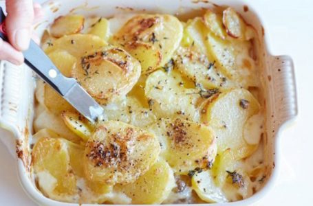 Receta e ditës: Tavë me patate dhe hudhra në furrë