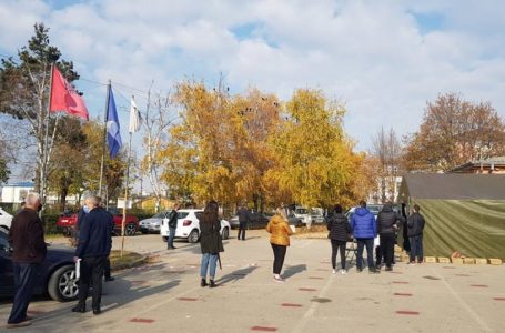 Shumë qytetarë presin për të bërë testin Covid-19, krijohen radhë të gjata në IKShPK