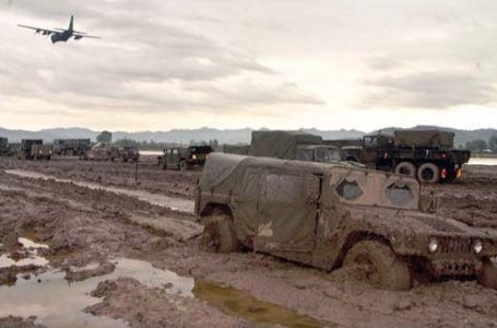 Fëmijët nga Kosova, duke kaluar kufirin shqiptar, shkrepur nga fituesi i çmimit Pulitzer, në vitin 1999