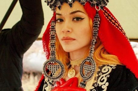 Rita Ora mahnitet me muralin e saj të bërë në ndërtesën e lartë në Ferizaj
