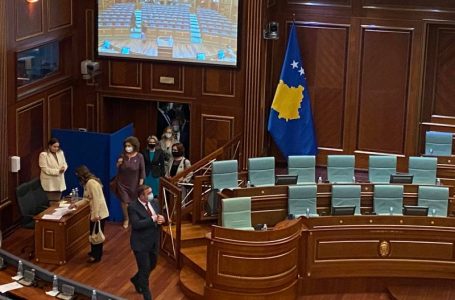 Deputetët e Lëvizjes Vetëvendosje fillojnë të hynë në sallë
