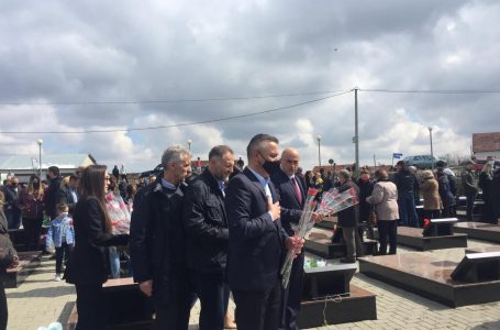 Bekim Jashari dhe shoqatat e dala nga lufta bëjnë homazhe në Kompleksin Memorial në Rezallë
