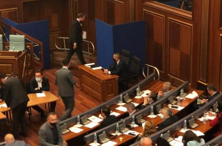 Agim Veliu lëshon sallën