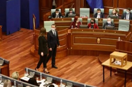 Deputetja e PDK-së, Adelina Grainca shihet në seancë së bashku me Kurtin