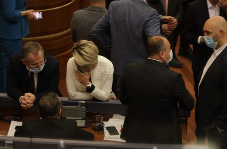 Hoxhaj e Hamza largohen nga seanca për votimin e presidentit, në sallë mbesin 82 deputetë
