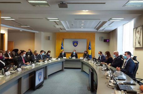 Ky është vendimi i Qeverisë Kurti për qendrat tregtare