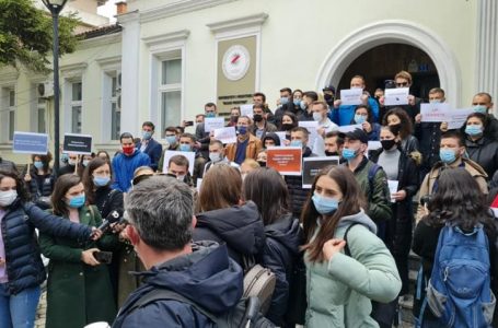 PSD-ja kritikon protestën para rektoratit të UP-së: T’i çlirojmë protestat e zaptuara nga pushteti