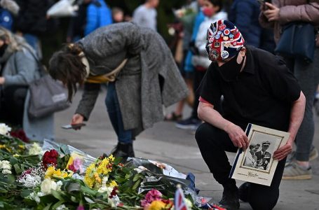 Britania në zi për princin Philip, homazhe në të gjithë vendin