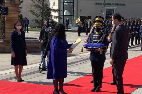 Totaj thotë se vendosja e flamurit partiak gjatë inaugurimit të Presidentes është në kundërshtim me Kushtetutën