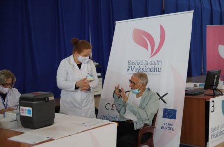 MSH: Mbi 4 mijë e 200 nëpunës të institucioneve shëndetësore janë vaksinuar, nga sot vazhdohet me të moshuarit