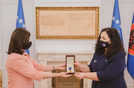 ​Osmani ia dorëzon kopjen e dekoratës “Urdhri Hero i Kosovës” familjes së Agim Ramadanit