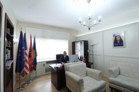 Fotografia e presidentes Osmani vendoset edhe në Ambasadën e Kosovës në Shqipëri