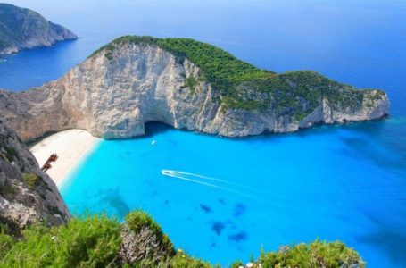 Sezoni turistik në rrezik, BE ende pa vendimmarrje për pasaportat e Covid