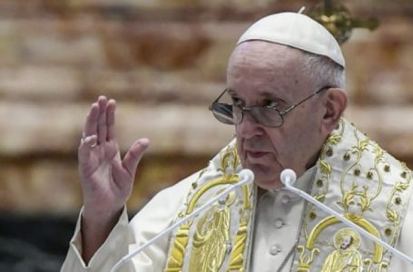Papa udhëhoqi meshën e Pashkëve: Skandal midis pandemisë, shtetet po blejnë armë