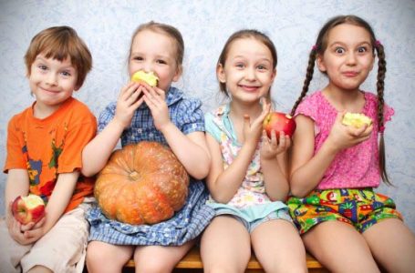 Si t’i bindni fëmijët që të hanë fruta?
