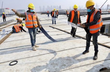 Bie një punëtor nga një lartësi në Han të Elezit