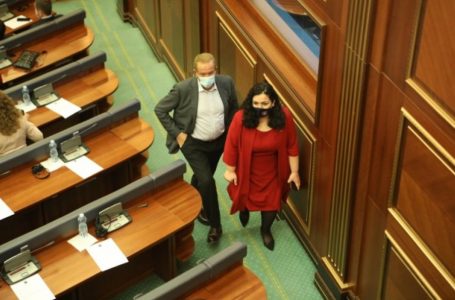 ​Osmani përshëndetet me deputetë, e veçon Pacollin