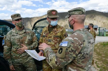 Komandanti i KFOR-it Franco Federici viziton trupat amerikane