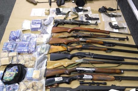 Arrestohen 25 persona. Konfiskohen armë, vetura e të holla në dy operacione policore