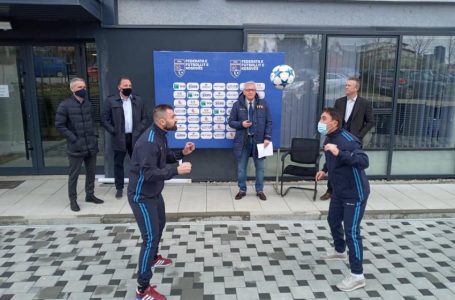 Agim Agushi dhe Bujar Ajeti thyejnë rekordin e Guinness për zhonglimin e topit në çift