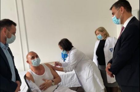 Personeli mjekësor në Vushtrri po vaksinohet kundër COVID-19