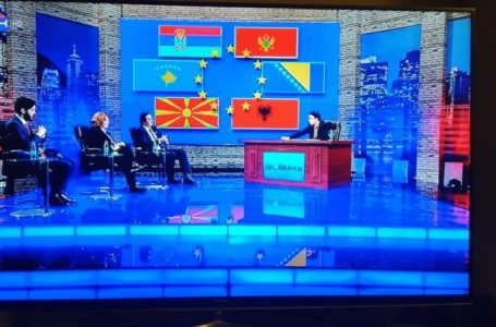 Televizioni boshnjak e shfaq flamurin e Kosovës, reagime të ashpra në Beograd